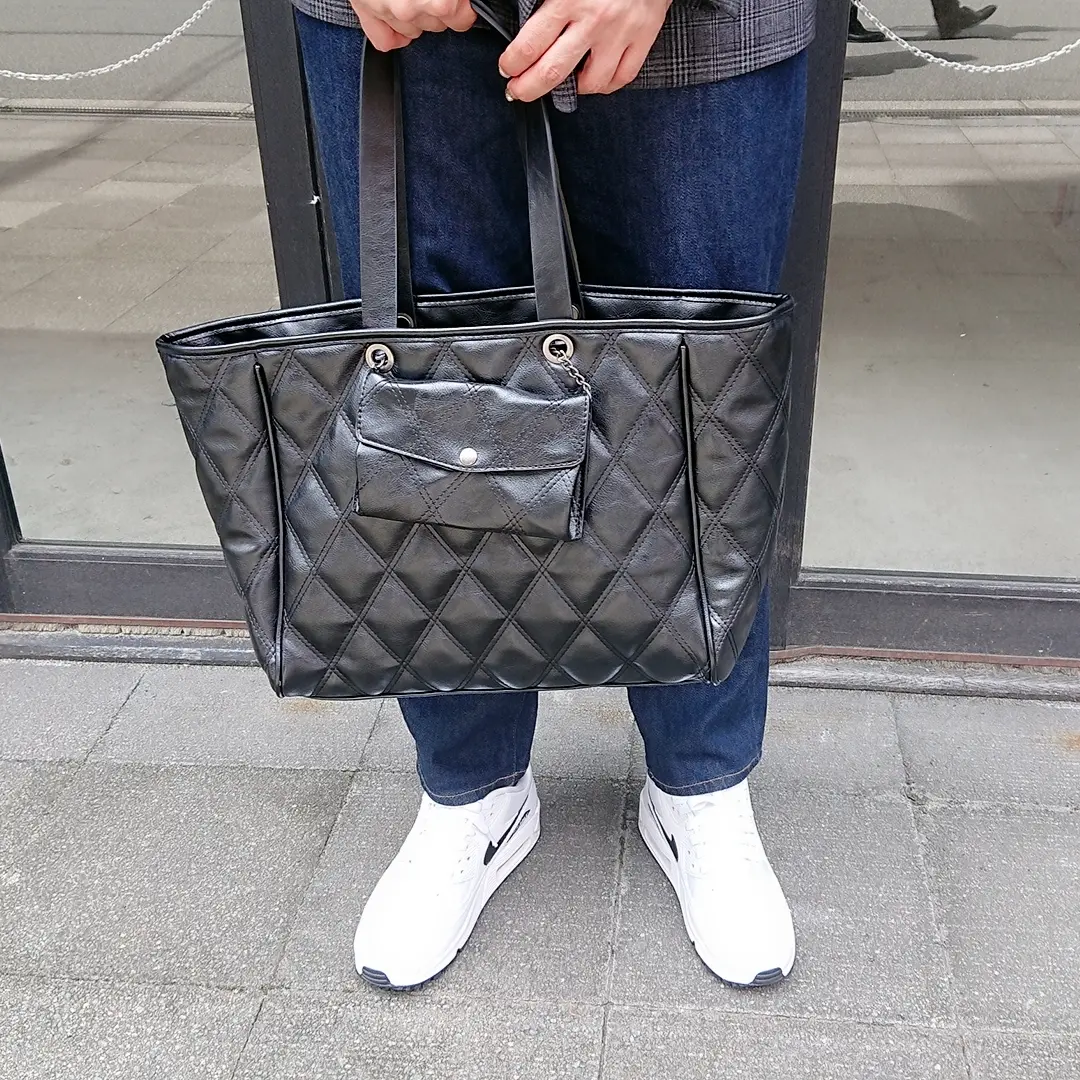 黒いバッグ   白スニーカー