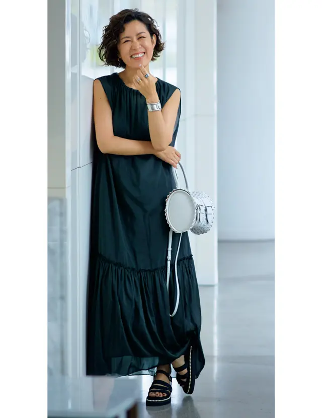 黒と白のツートーンコーデの大草直子さん