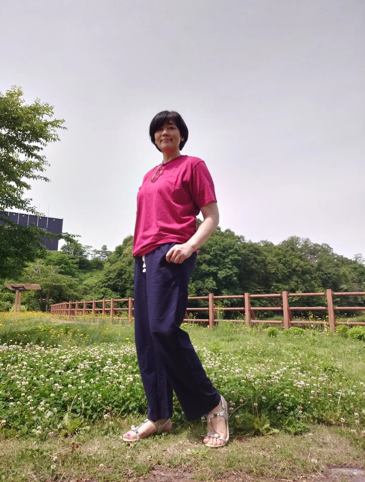 MUJI赤Tシャツとユニクロリネンブレンドパンツ