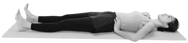 背中側に当てた親指で腰方形筋に圧をかける