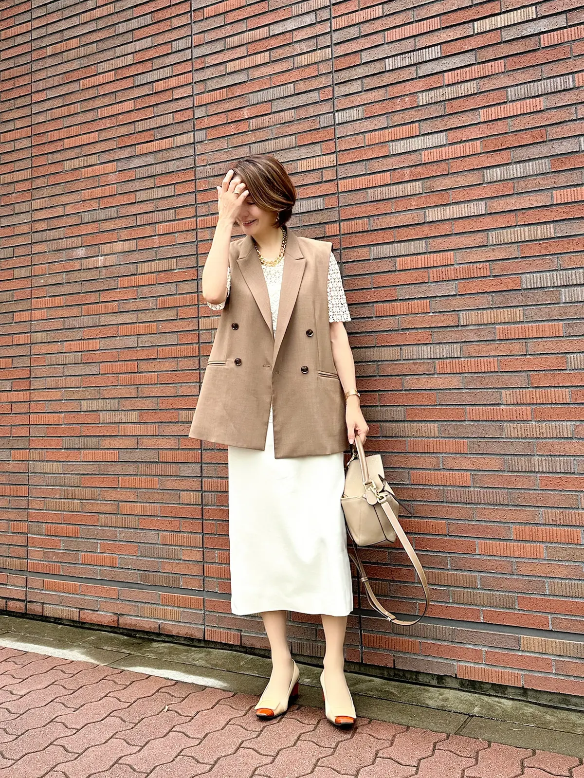 ベージュブラウンのジレが大活躍の画像_10
