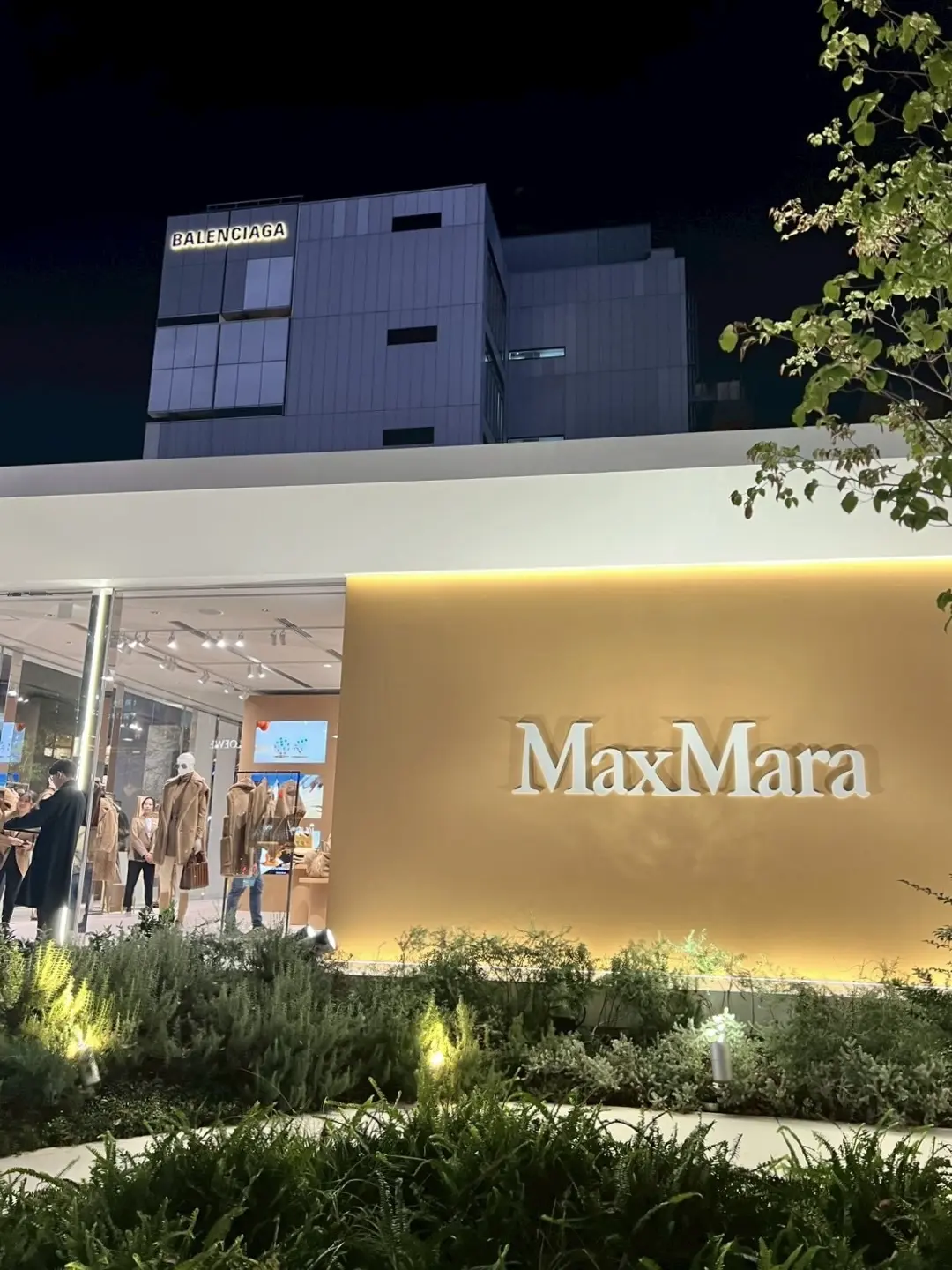 50代パーティードレス　東京　表参道　MaxMara　冬　POPUP エクラ　パーティー　パーティーコーデ　ソワレ・ドゥ・エクラ  ザストリングス表参道　Jマダム　ブラックコーデ　パーティスタイル　50代　50代コーデ　50代パーティコーデ