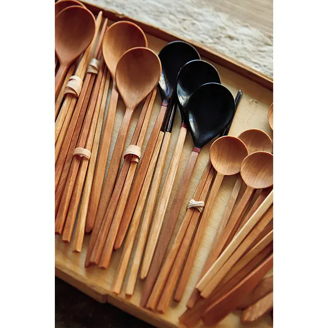 チェ・ソンウ作の木のカトラリー。通常は家具に使用するオノオレカンバの木をひとつひとつていねいに手で削り仕上げる。