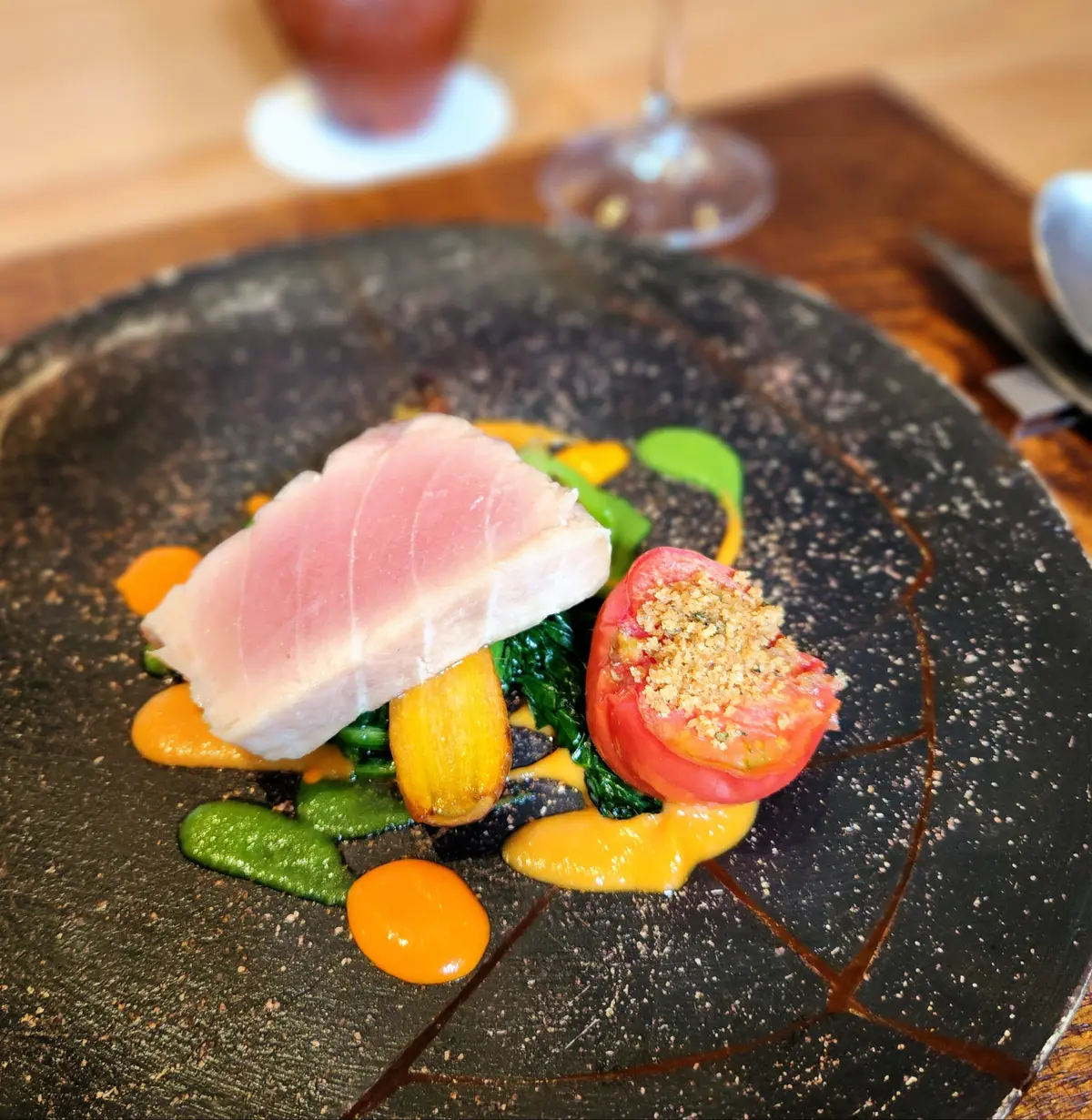 カジキ鮪のソテーはいろんな味のカラフルなソースで頂きます。