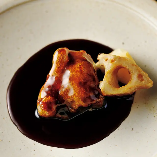 スペアリブの黒酢酢豚（4個）￥2,288（写真は1個）。付け合わせは、季節替わりの 揚げ野菜