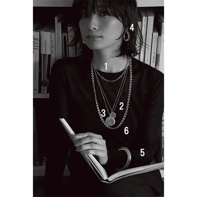 艶アクセサリー×黒シンプルニット