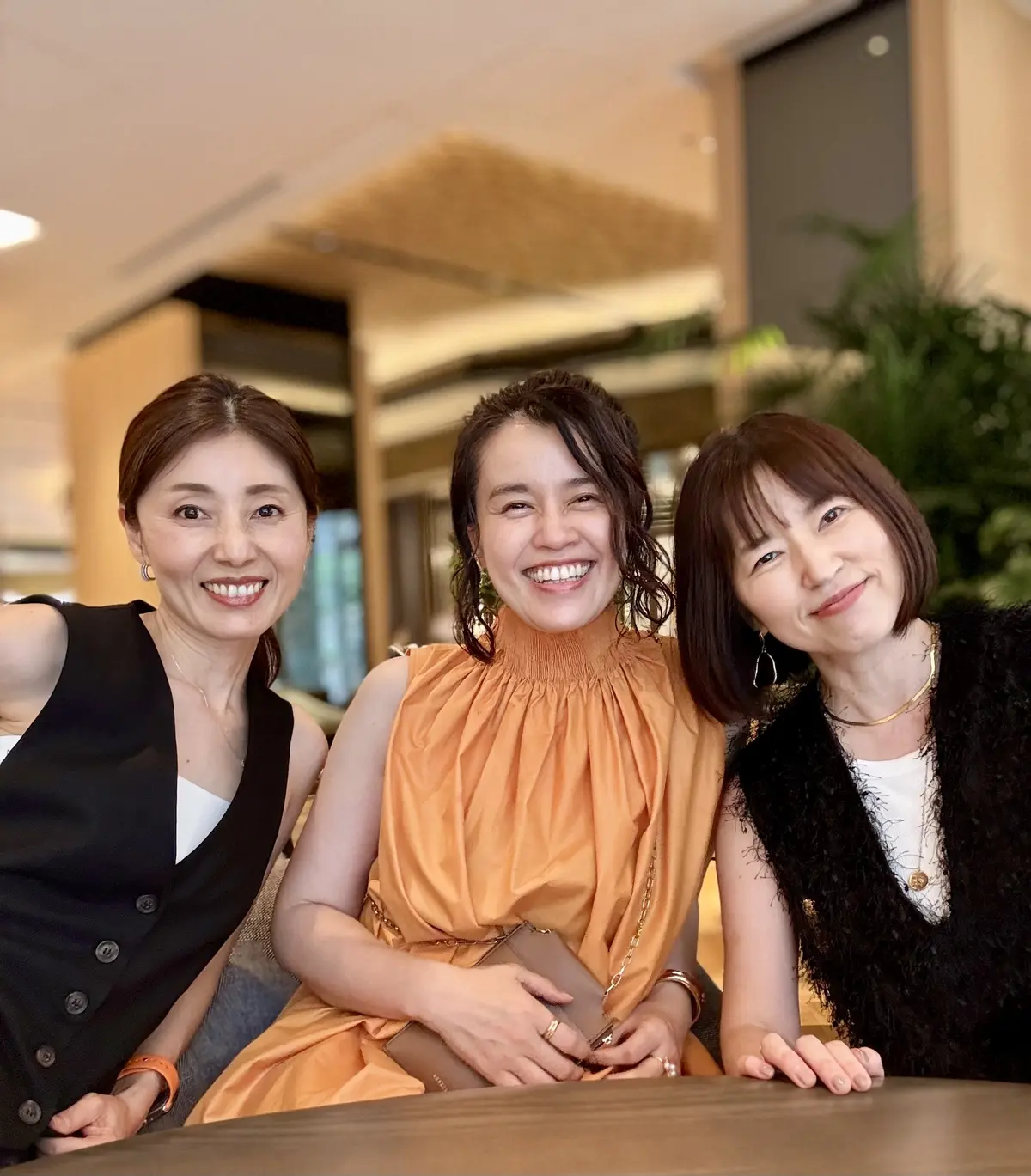 マンゴーカラーのワンピースを着てフルーツの画像_11