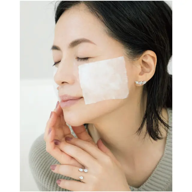 水にぬらし化粧水をなじませたコットンをのせ、肌の上に約3分放置