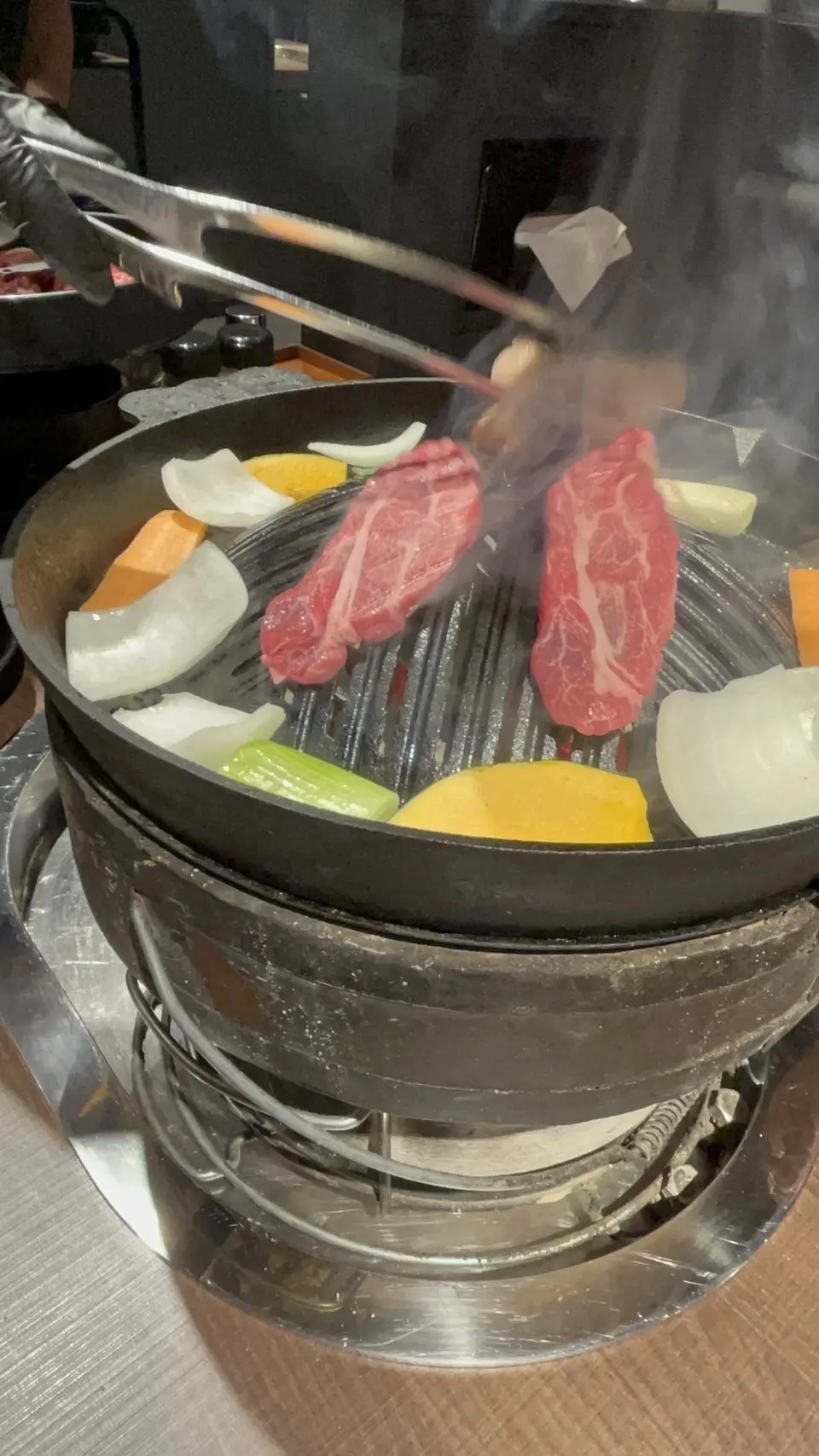 もくもく上がる煙も、ダイナミック！最初は店員さんが焼いて、レクチャーしてくれます。