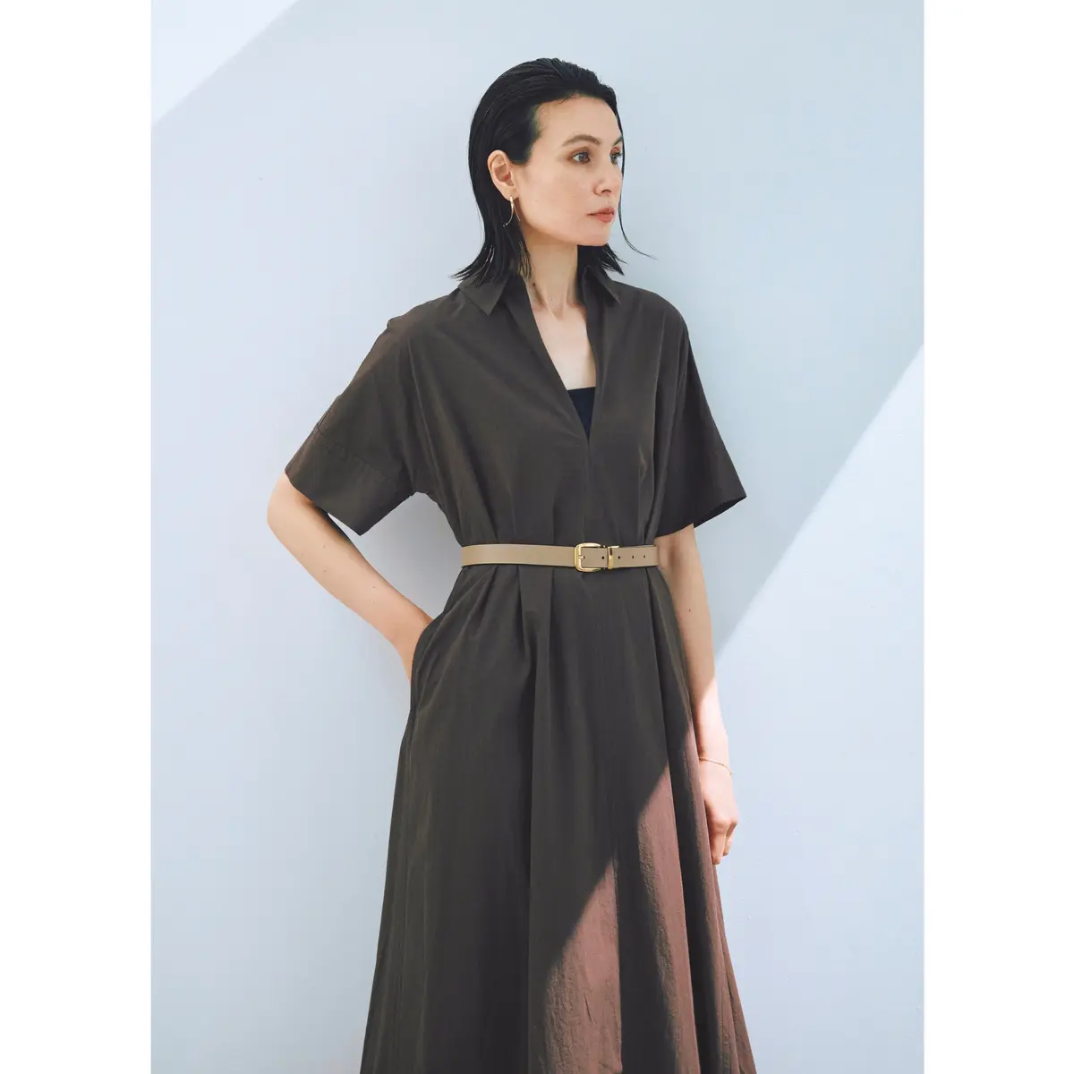 ダークブラウンのスキッパーシャツ半袖ワンピースにベージュベルトをつけたコーディネート　モデル・田沢美亜