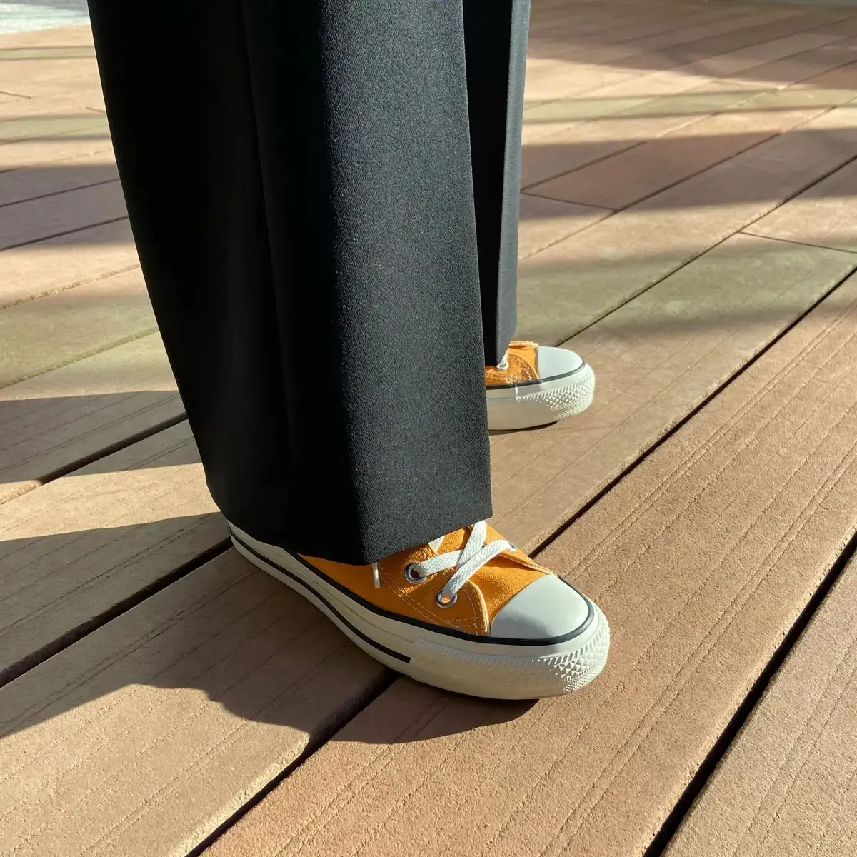 【エクラ編集部スタッフの愛用スニーカー】1年中履ける！ヘビロテしているお気に入りのスニーカーは？