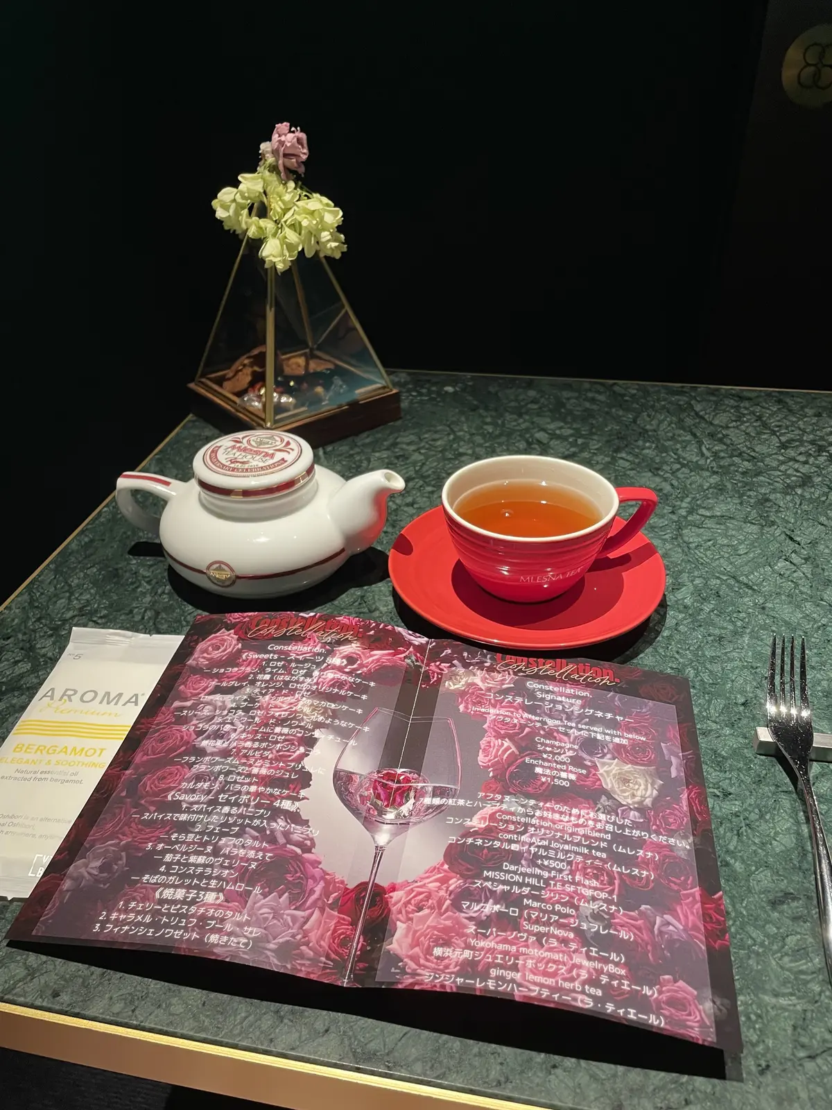 お洒落バー、お洒落カウンター、お洒落、お洒落な店内、お洒落スイーツ&バー、ボトルキープ、間接照明、お洒落照明、Constellation.、SweetscafeBAR、バー、スイーツバー、入り口、通路、廊下、プロローグ、モダン、ブルーライト、間接照明、エピローグ、幻想的、幻想的カウンター、カウンター、カウンターバー、スイーツ&バー、内装、店内、バー店内、薔薇、フラワーアレンジ、薔薇ランチョンマット、フラワーランチョンマット、カトラリー、個室、落ち着く、落ち着く個室、フィナンシェ、タルト、チェリー、チェリータルト、ピスタチオ、生キャラメル、生塩キャラメル、トリュフ、ナッツ、キャラメル、和食器、お皿、皿、和皿、モダン和皿、和モダン、大理石、大理石テーブル、メニュー、メニュー表、トランク型アフタヌーンティー、こし、モダン、モダンな店内、お洒落店内、お洒落カフェ、お洒落バー、お洒落スイーツ、トランクアフタヌーンティー、トランク型スペシャルコース、トップス、スカート、フラットシューズ、ロングヘア、シルバーパンプス、シルバーシューズ、シューズ、カウンター、バーカウンター、バー、幻想的、いい雰囲気、お洒落、お洒落な店内、店内、お洒落な内装、お洒落バー、お洒落なバー、お洒落カウンター、お洒落バーカウンター、お洒落ライト、お洒落照明、お洒落な照明、ピンクスカート、ピンクロングスカート、ピンクマキシスカート、白いトップス、白ニット、サマーニット、白サマーニット、tops、NANO universe 、skirt、MID'OR 、flat shoes、アフタヌーンティー、薔薇、ローズ、ローズアフタヌーンティー、薔薇アフタヌーンティー、スイーツ、隠れ家、スイーツ&バー、横浜、横浜アフタヌーンティー、横浜グルメ、グルメ、横浜スイーツ、横浜カフェ、カフェ、スイーツ、トランク、カップ、カップ&ソーサー、ポット、オリジナルブレンドティー