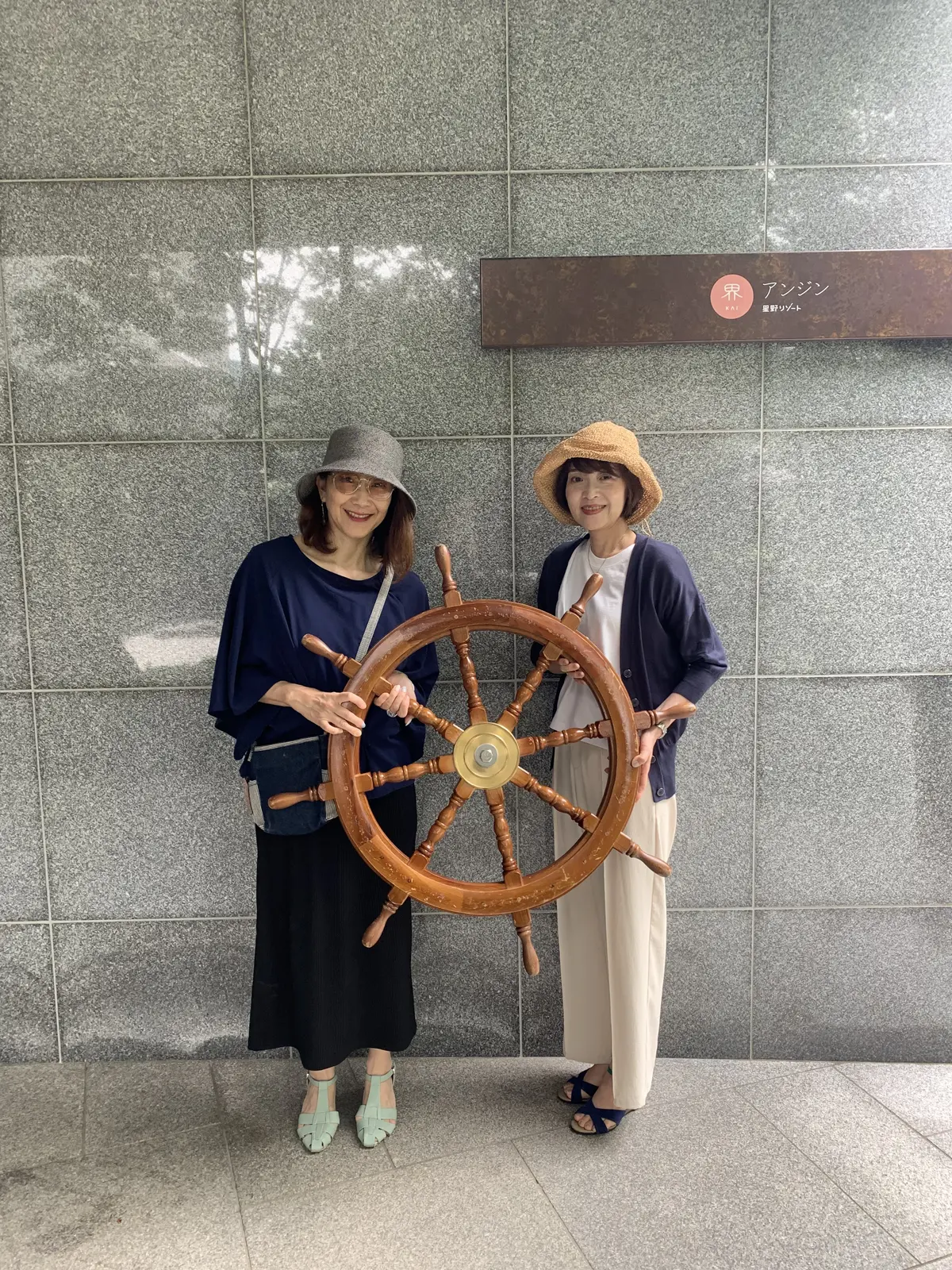 ホテル玄関前で女性二人