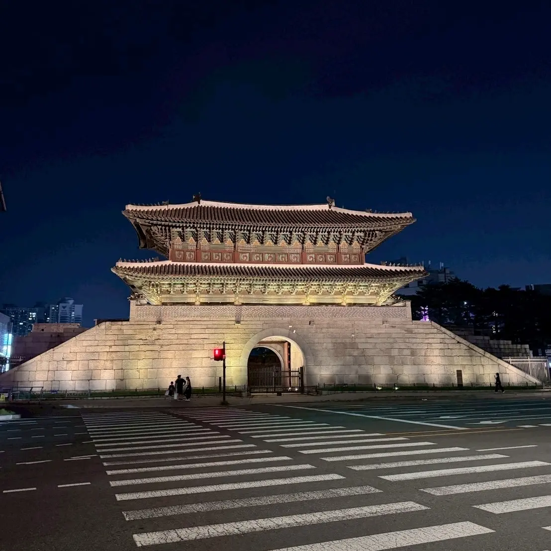 ライトアップされた綺麗な東大門