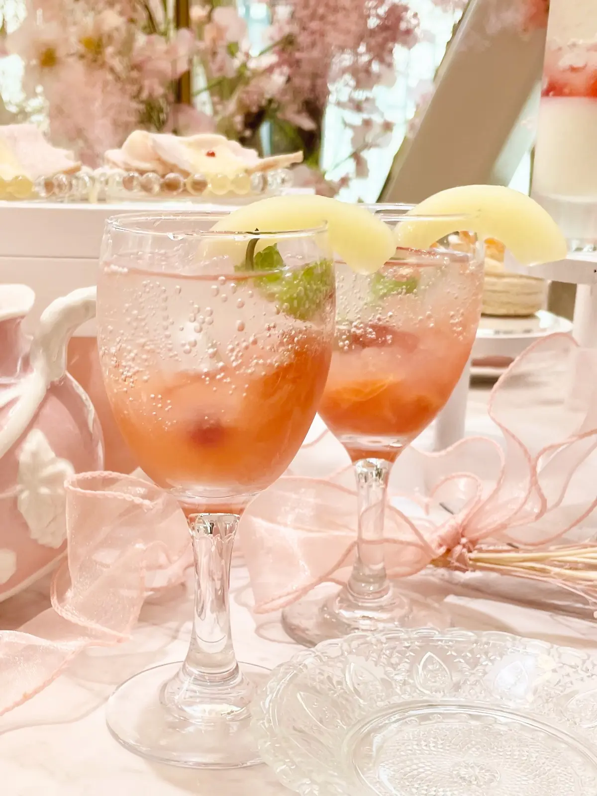 表参道、HAUTE COUTURE CAFE表参道、HAUTE COUTURE CAFE、オートクチュールカフェ、ピーチアフタヌーンティー、桃のアフタヌーンティー、桃パフェ、パフェ、ピンク、ピンクのワンピース、ワンピース、ノースリーブワンピース、ワンピースコーデ、ロングヘア、黒髪、可愛いアフタヌーンティー、美味しいアフタヌーンティー、豪華なアフタヌーンティー、お花の世界、店内、スイートピー、かすみそう、霞草、かすみ草、スイーツ、ムラングシャンティ―、マンゴー、パッション、生クリーム、クリーム、花びら、バラ、バラの花、バラの花びら、可愛い、桃、ピーチ、ピンクグレープフルーツ、ソーダ、炭酸、ノンアルコール、ノンアルコールスパークリング、すもも、爽やかな甘さ、シュワシュワ、泡