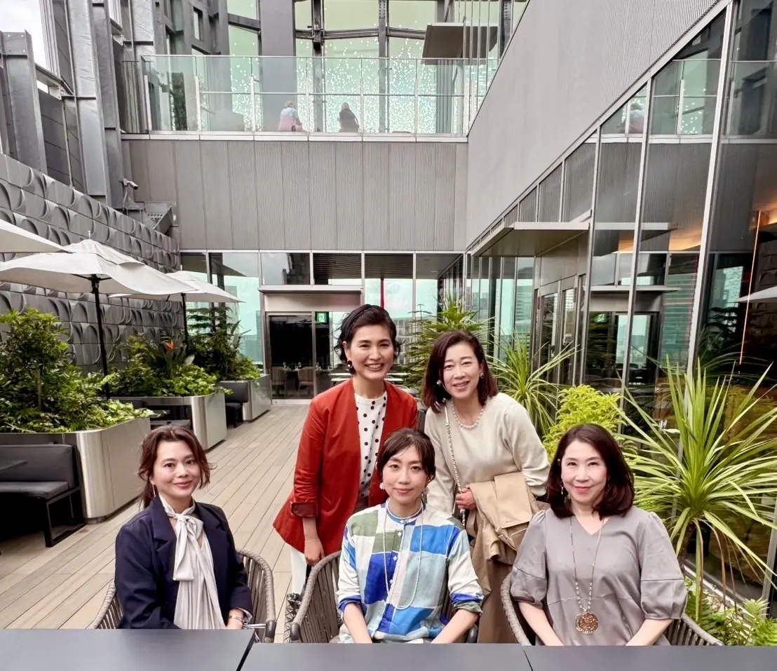 DINING（JAM17ダイニング）のテラスエリアで写真に収まるJマダム2024メンバー5人