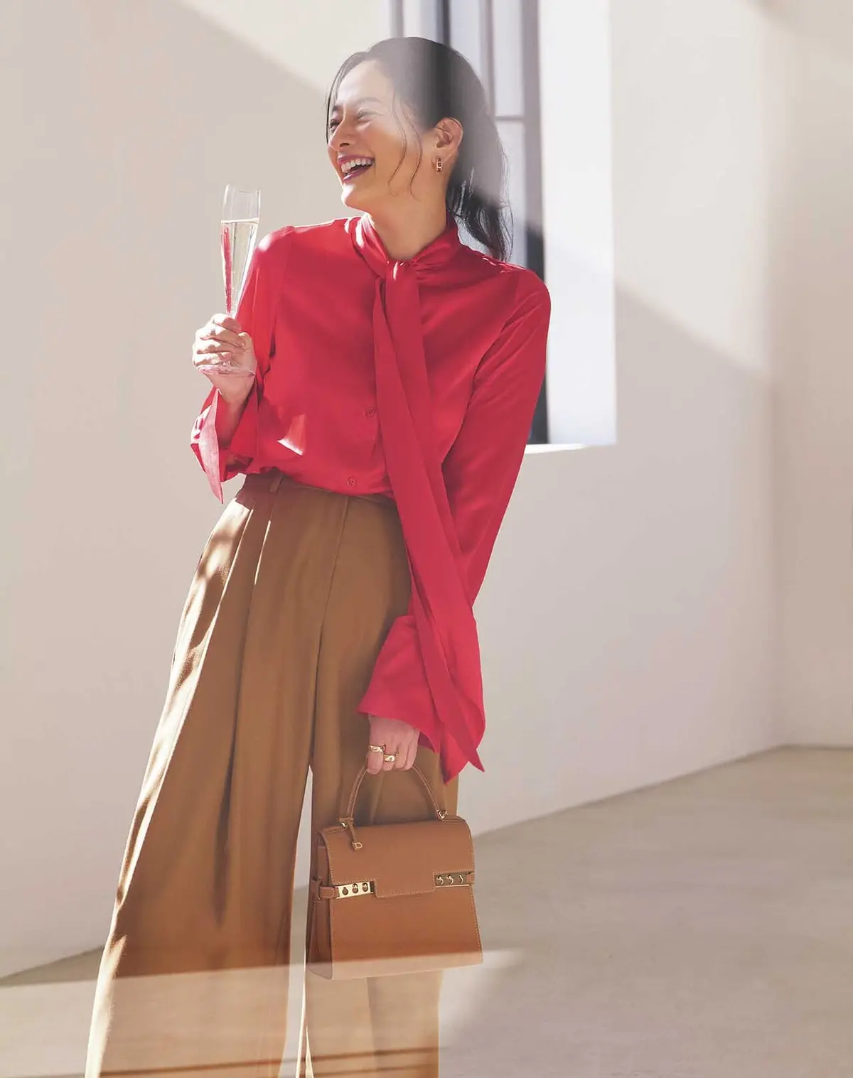 年齢を重ねた今こそ向き合える、 鮮やかな赤のサテンシャツ。 とびきりの笑顔でパーティの主役に！