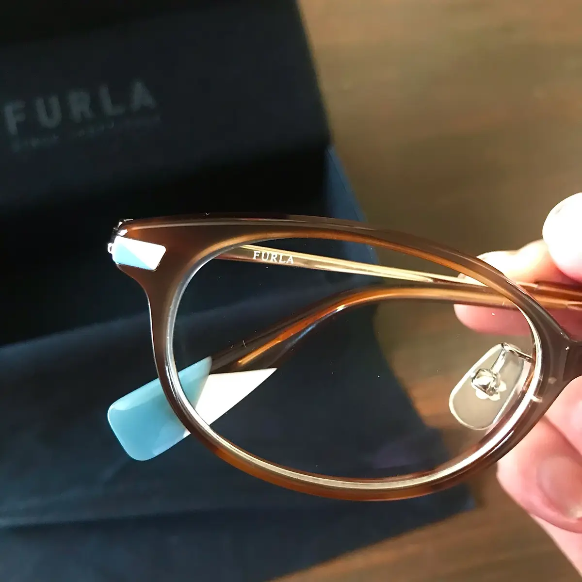 メガネのテンプルの先端の石細工