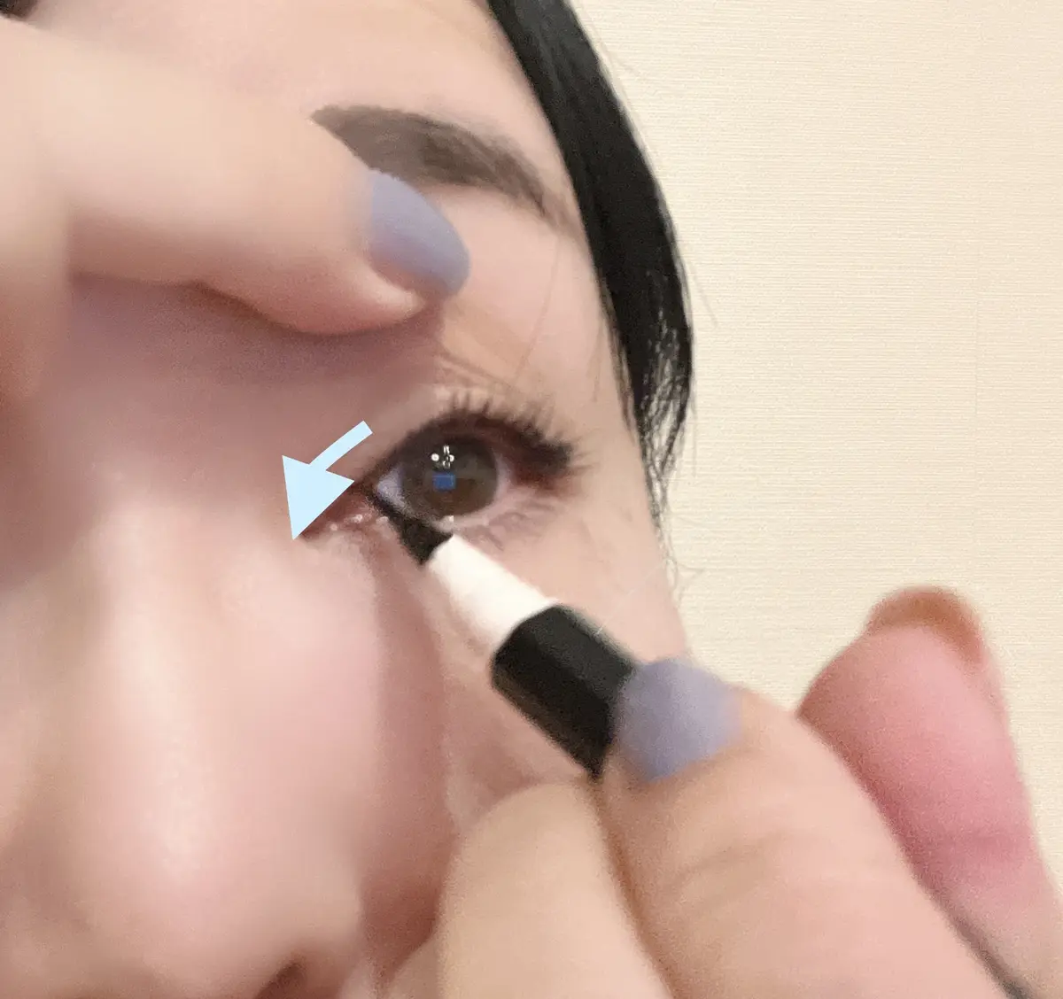 UZU EYE OPENING LINER BLACKで上の目頭を描く