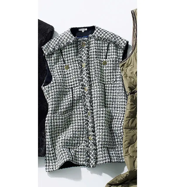 　「ツイード地を切りっぱなしたようなフロントデ ザインに、ゴールドのボタン。遊び心のあるデザインのジレは、ボ クシーなフォルムで着映え効果も特別」。ジレ￥198,000／ブラミ ンク