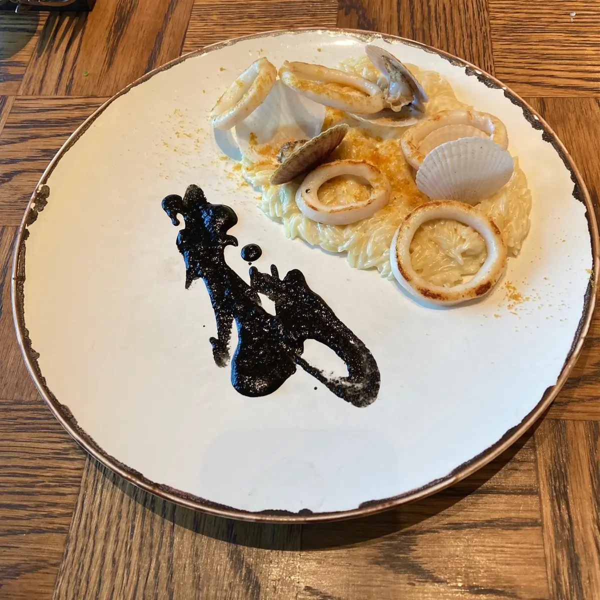 魚介のリゾット、イカスミで寿の文字。