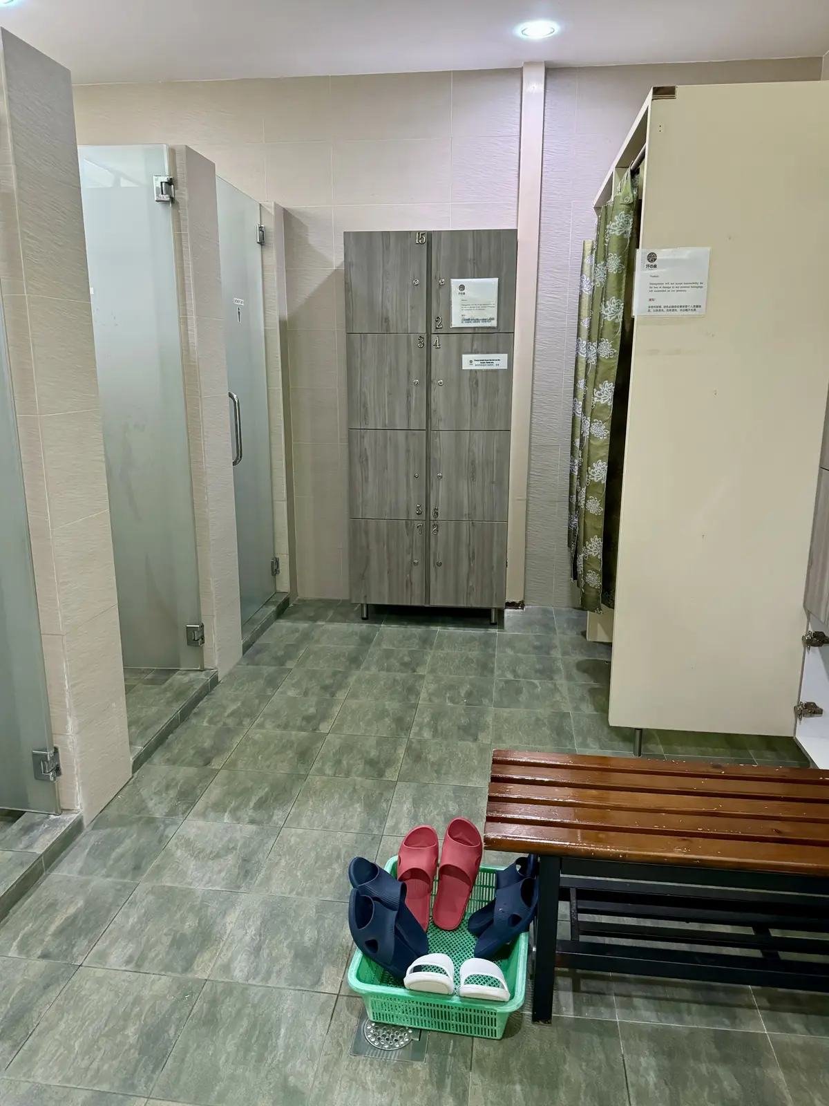 岩盤浴ロッカー