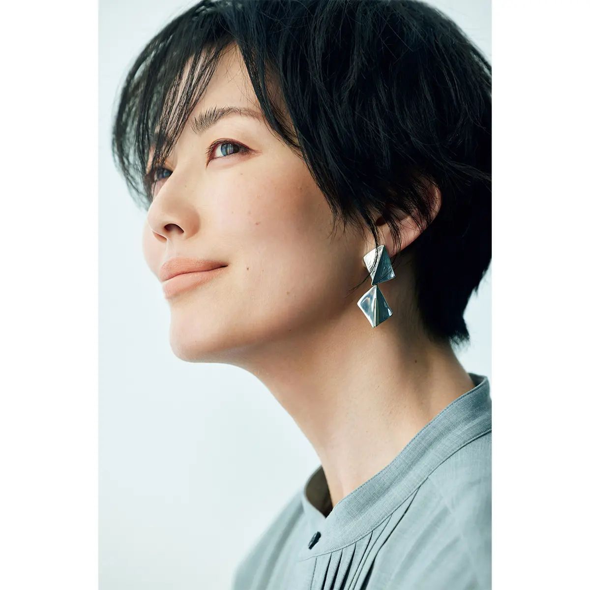 アイシーなグレーに合う甘さを含んだ新感覚のコーラル