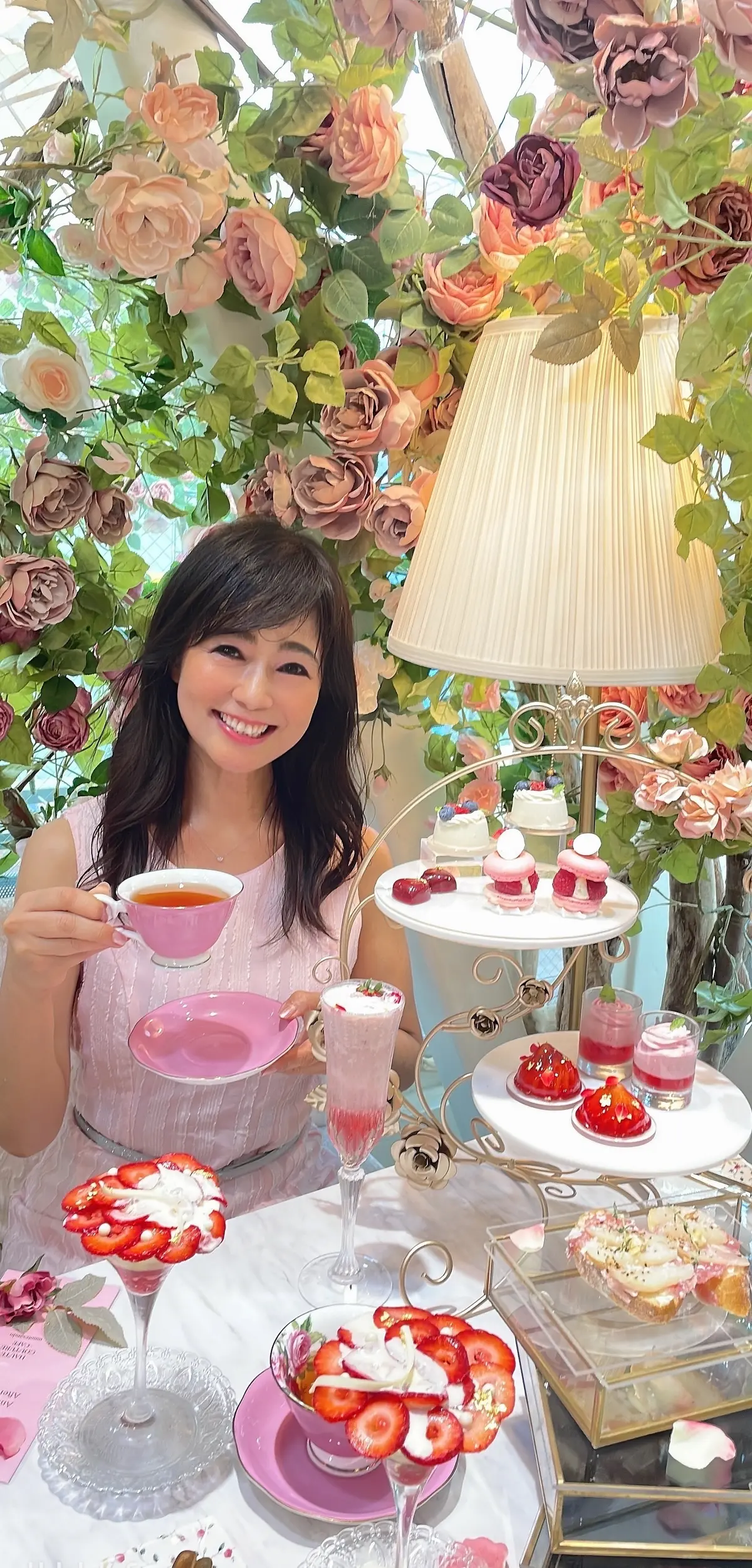 HAUTE COUTURE CAFE、オートクチュールカフェ、アフタヌーンティー専門店、表参道カフェ、オートクチュールカフェ表参道、HAUTE COUTURE CAFE 表参道、薔薇、薔薇のアフタヌーンティー、アフタヌーンティー、いちごパフェ、いちご、スイーツ、マカロン、ピンク、カップ&ソーサー、ピンクカップ、コーヒーカップ、ピンクコーヒーカップ、薔薇のカップ、ピンクワンピース、ワンピース、SHEIN、シーン、MOTF、ロングヘア、セミロングヘア、セミロング、ロングボブ、ノースリーブワンピース、ベルト、Vis、ビズ、シルバーベルト、薔薇の店内、