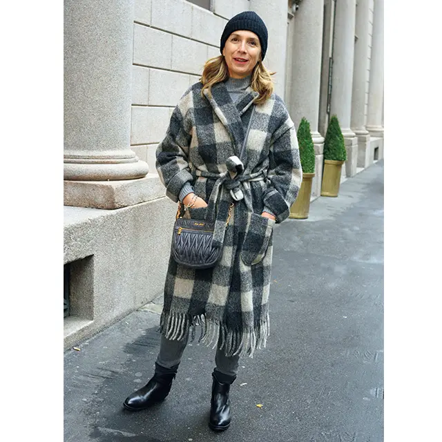 フリンジつきのチェックのコート