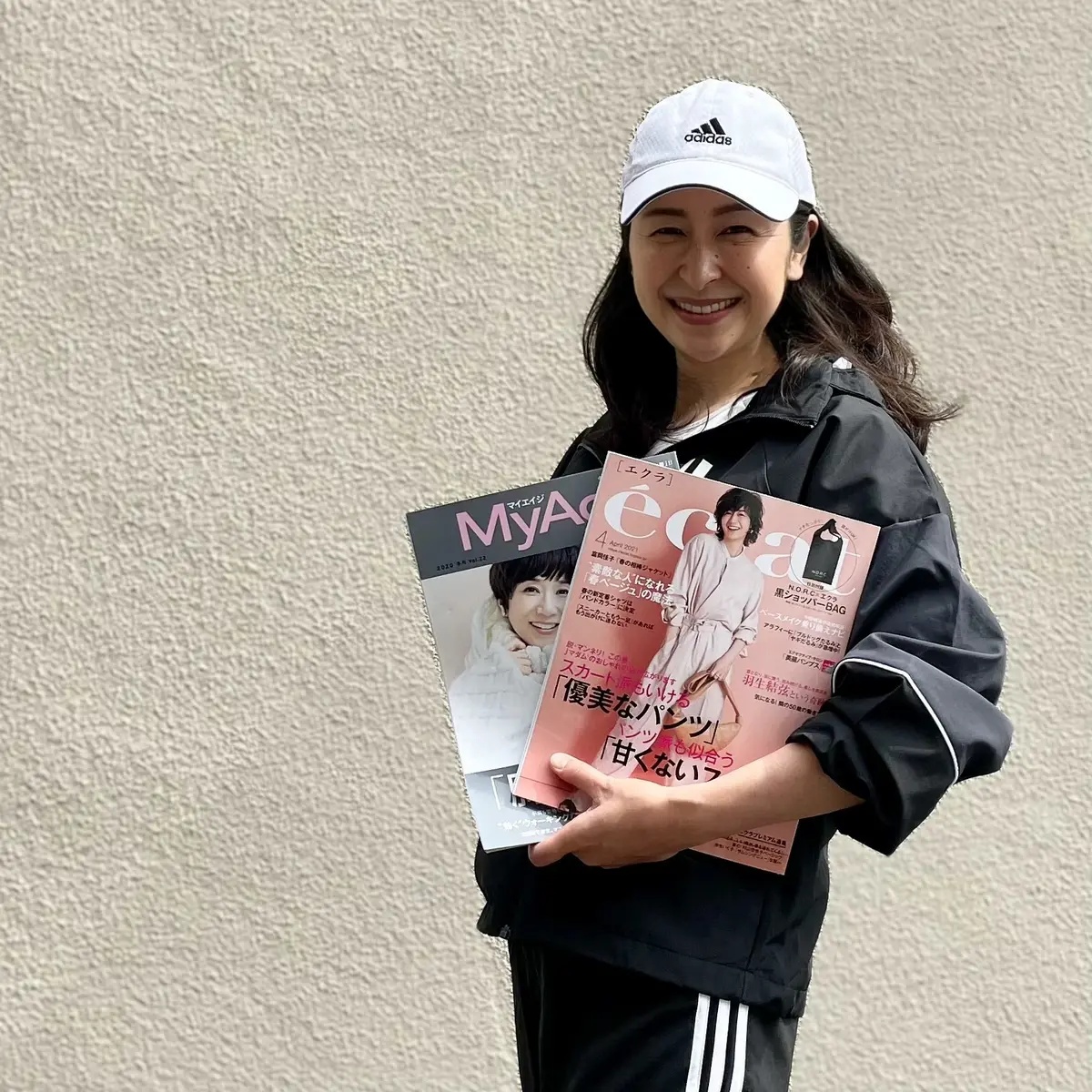 ブラックのジョギングウウエア、白のキャップ、エクラ4月号、マイエイジ冬号