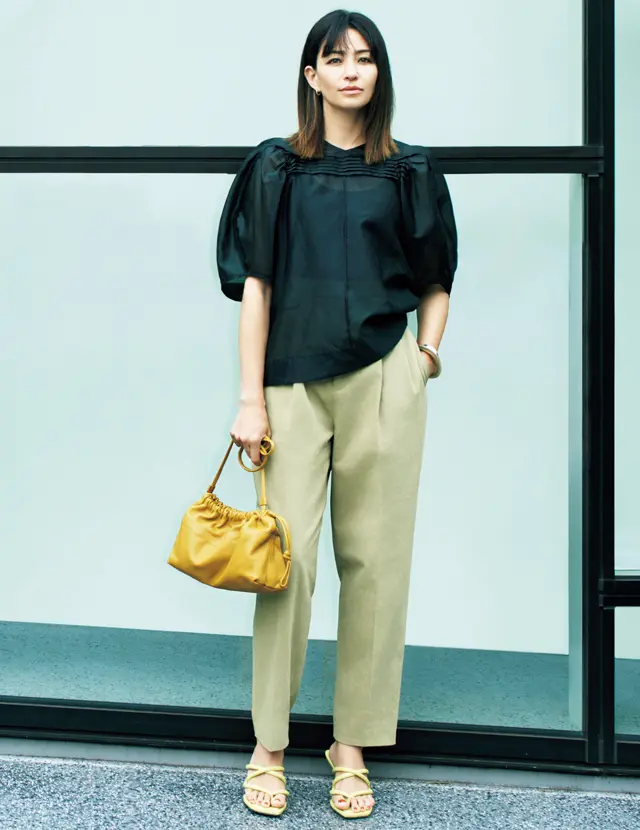 透け感のあるコットンシルクの黒ブラウスコーデのRINA