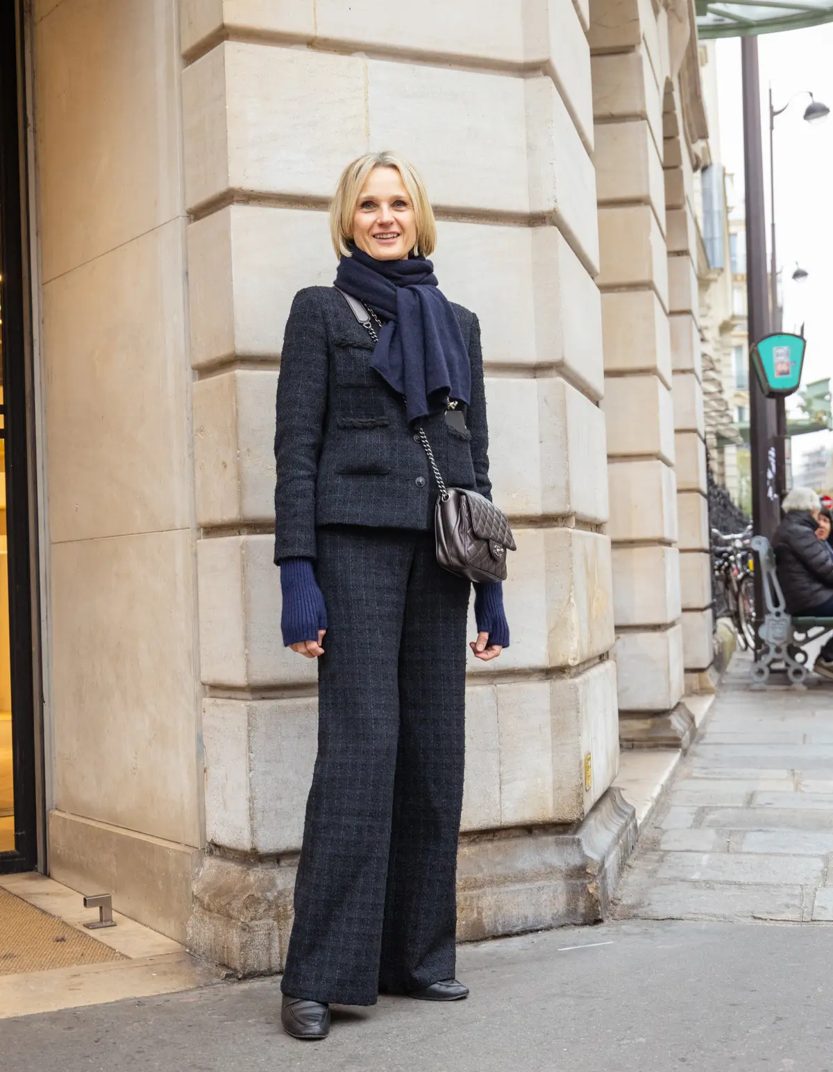 明度の違いで奥行きを感じるカシアさんのネイビーコーデ