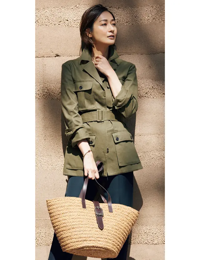 クールで硬質なバックル使い