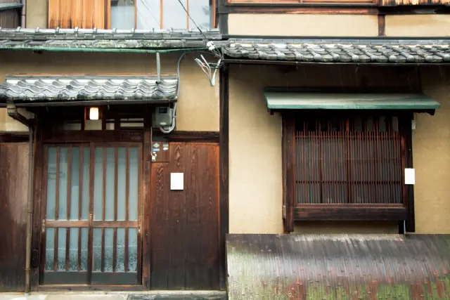 小さな表札を掲げるだけの控えめなたたずまい 