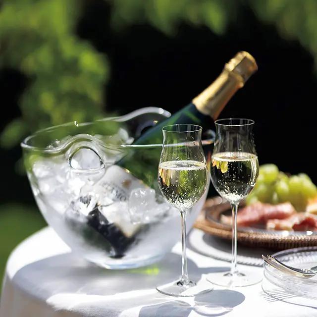 光が降り注ぐ緑の庭での一杯は、格別のおいしさ！