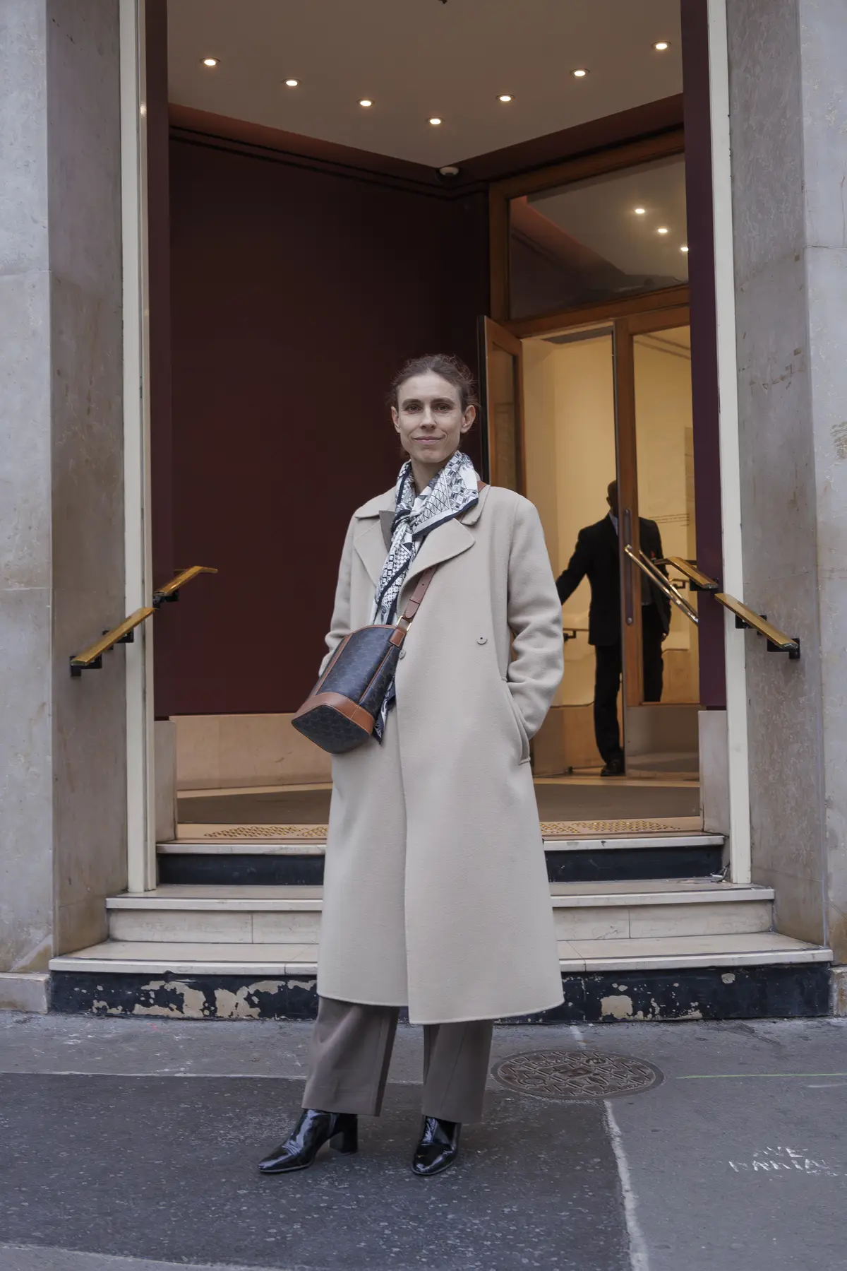 ファッションスナップ　スカーフ　ロングコート　パンツコーデ