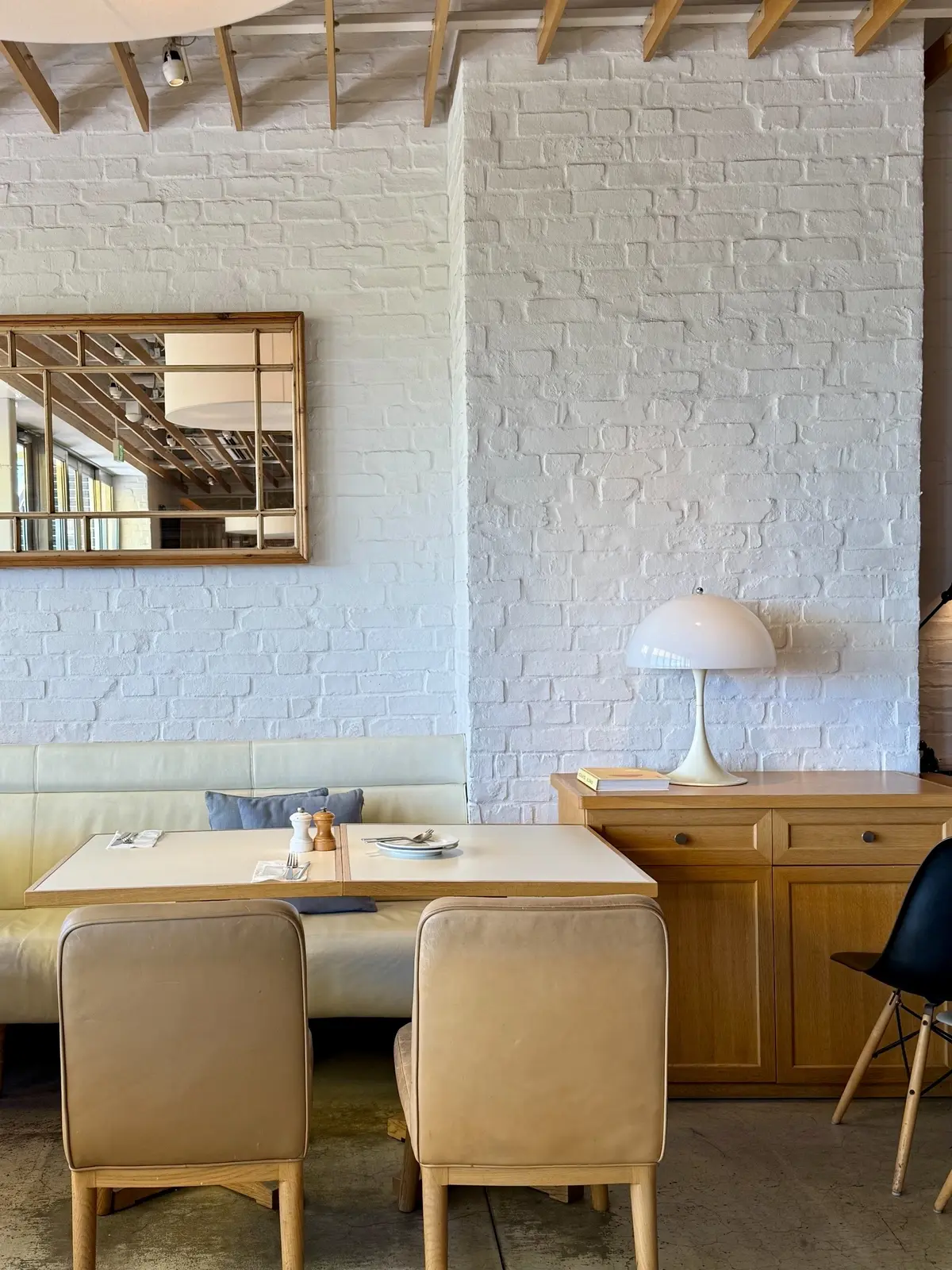 お台場　レストラン　ビルズ　店内写真　座席