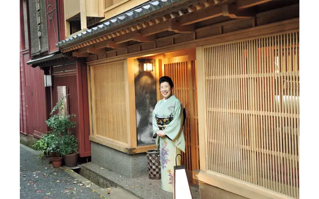 「明かりがともるころ、中の橋から見る主計町が好き」と女将さん。この日はカーフさんが描いたきものを粋に着こなして