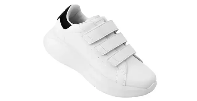 足底への負担を軽減するスニーカーも◎