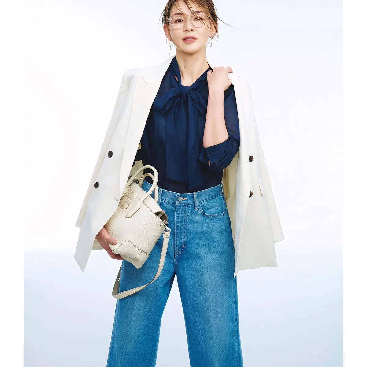 白ジャケットとネイビーブラウス、ブルーデニムのコーデ　モデル・SHIHO