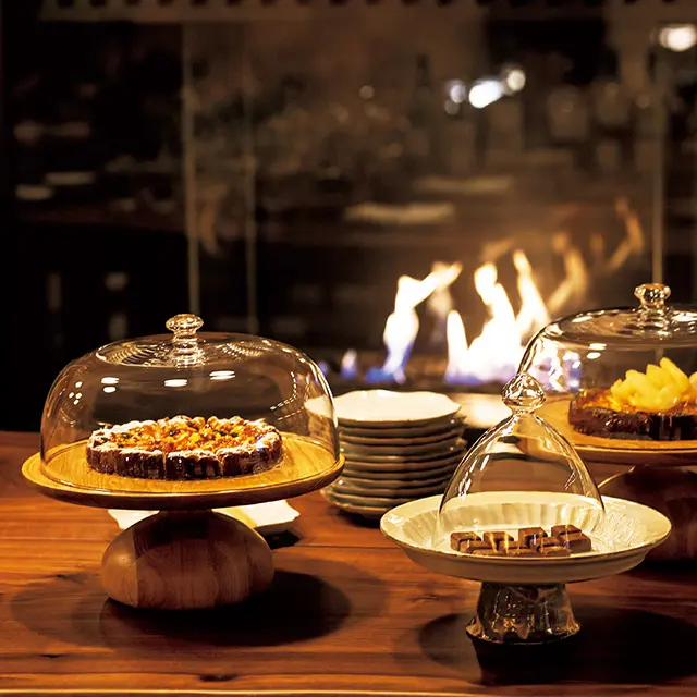 朝から晩まで食事やドリンクを提供