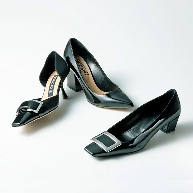 黒パンプスはパテント素材を選んで