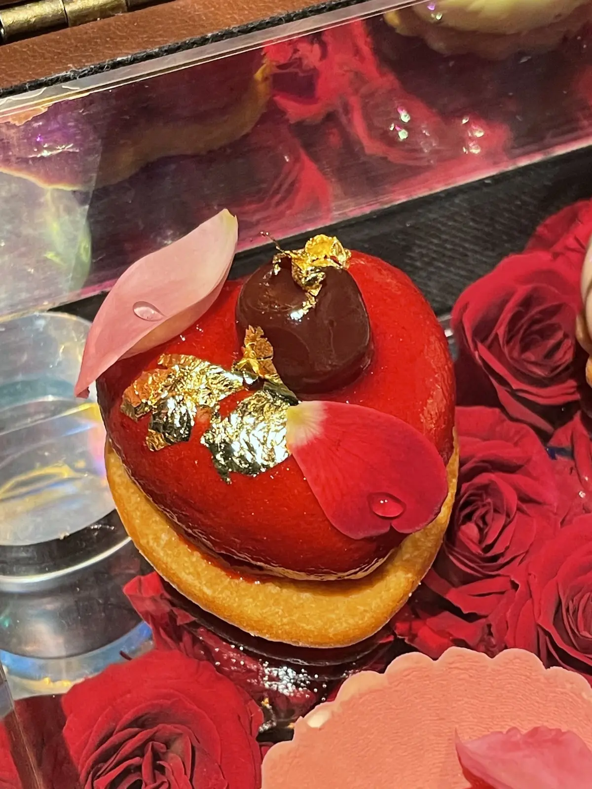 チェリー、お洒落バー、お洒落カウンター、ムース、ババロア、お洒落、お洒落な店内、お洒落スイーツ&バー、間接照明、ケーキ、お洒落照明、Constellation.、SweetscafeBAR、バー、スイーツバー、入り口、通路、廊下、プロローグ、モダン、ブルーライト、間接照明、エピローグ、幻想的、幻想的、お洒落、スイーツ、ベリー、ケーキ、スイーツ&バー、薔薇、フラワーアレンジ、マカロン、ライチ、ベリー、キイチゴ、木苺、薔薇、花びら、お洒落、美味しい、スイーツ、ハート、ハート型、ベリー、