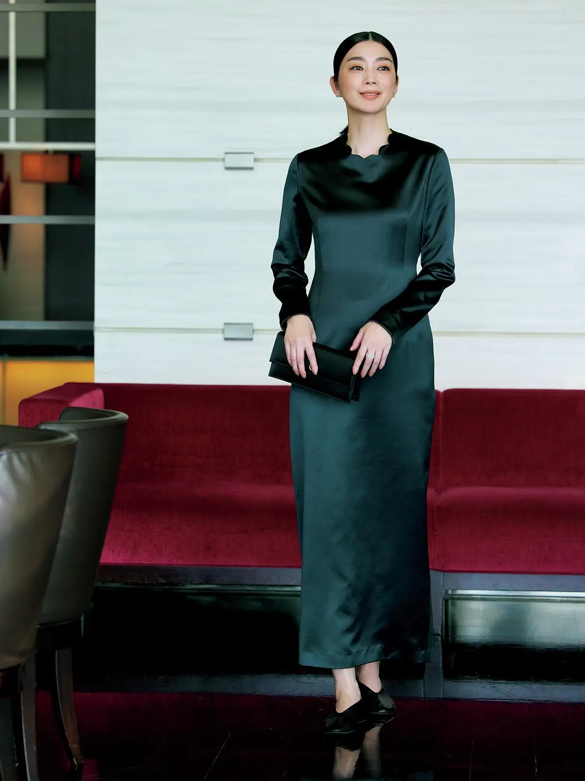 シルクサテン地にきわだつ スカラップネックの気品