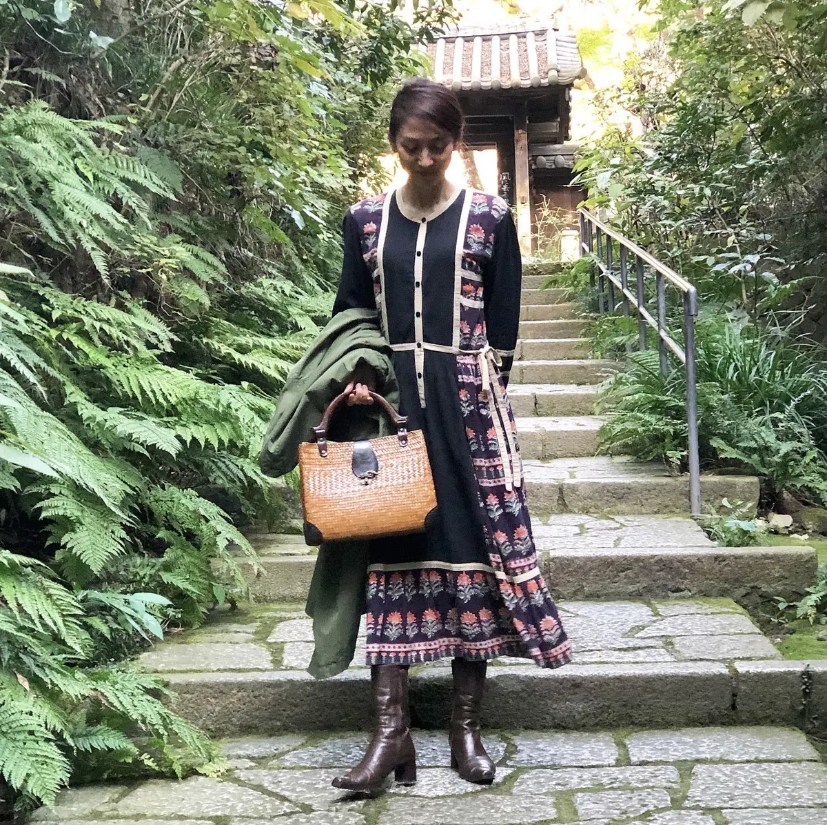 ワンピース×ロングブーツ　華組 謝名堂華菜子さん