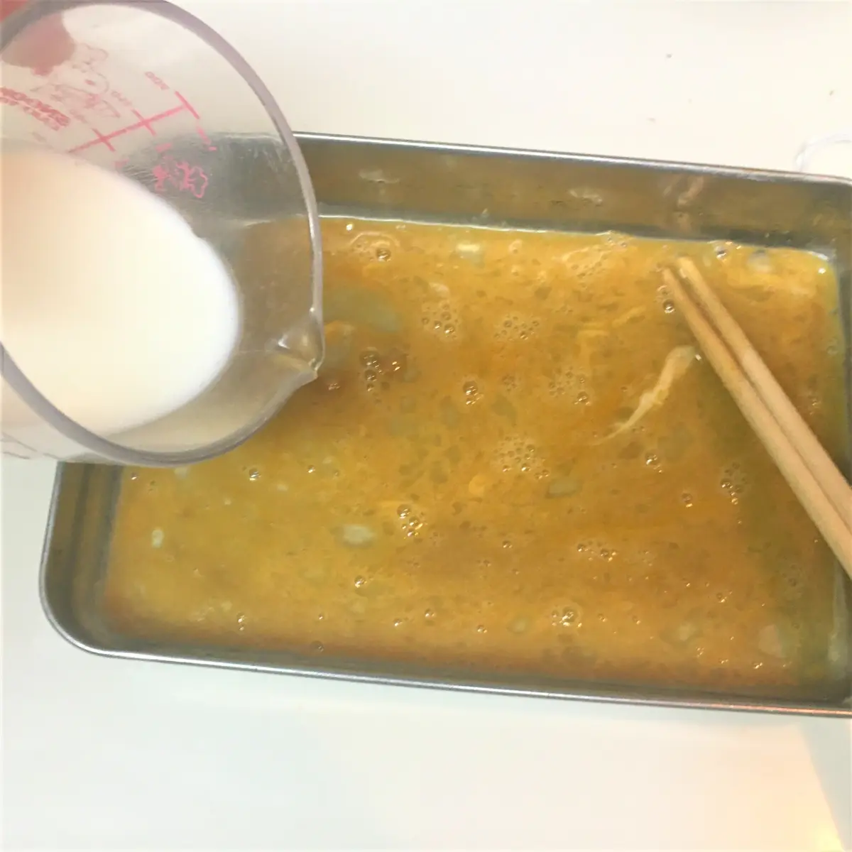 牛乳を加えて混ぜる