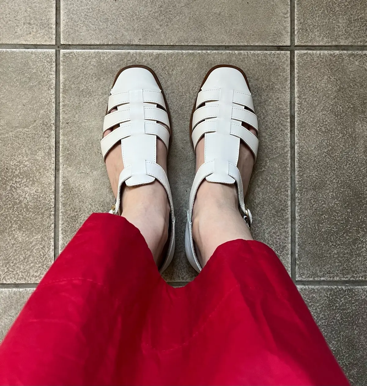 赤いスカートとグルカサンダル