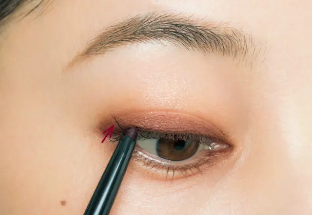 まつ毛のすき間を埋めていく