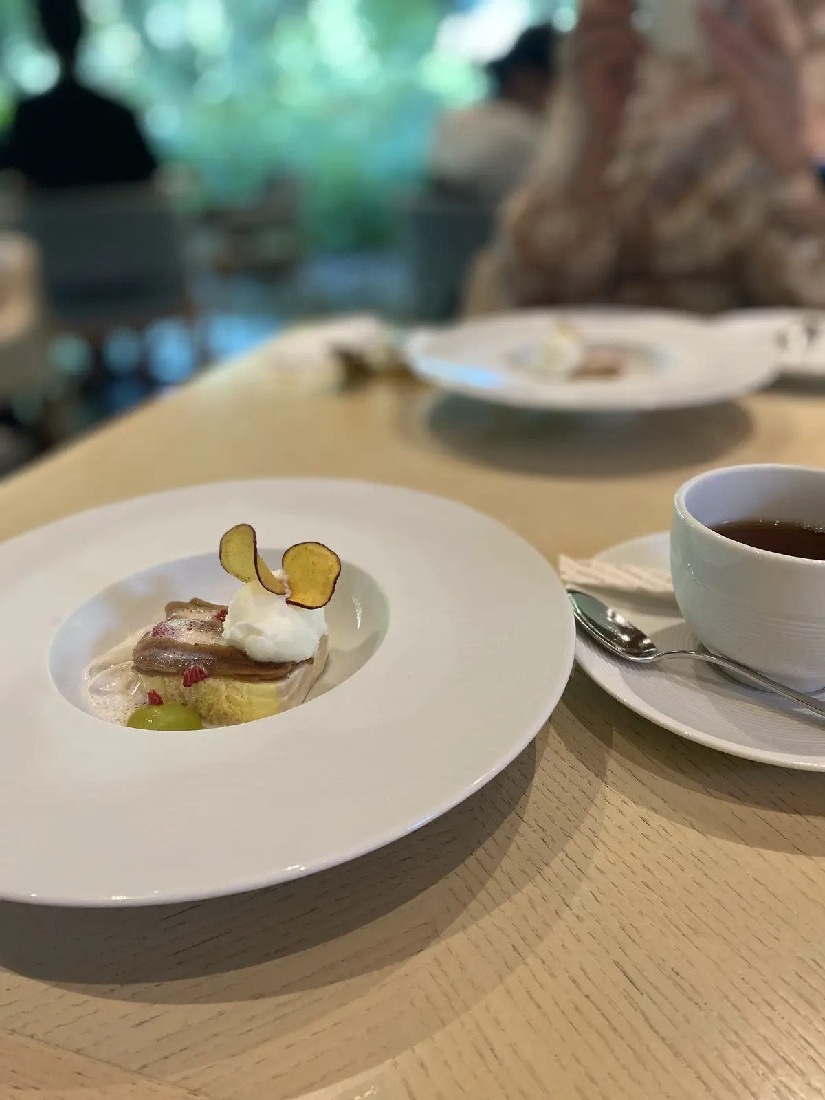 TEIEN Restaurant comodoの秋限定デザート。さつまいもチップスを添えたモンブラン風ケーキと紅茶のセット。庭園美術館ランチの締めくくりにぴったりな季節のスイーツ。