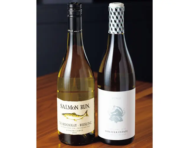 （左）柑橘の香りの「サーモン・ラン」。ボトル￥8,500。（右）桃の香りの「ウォルファー・エステート カヤ」。ボトル￥12,000、グラス￥2,000　